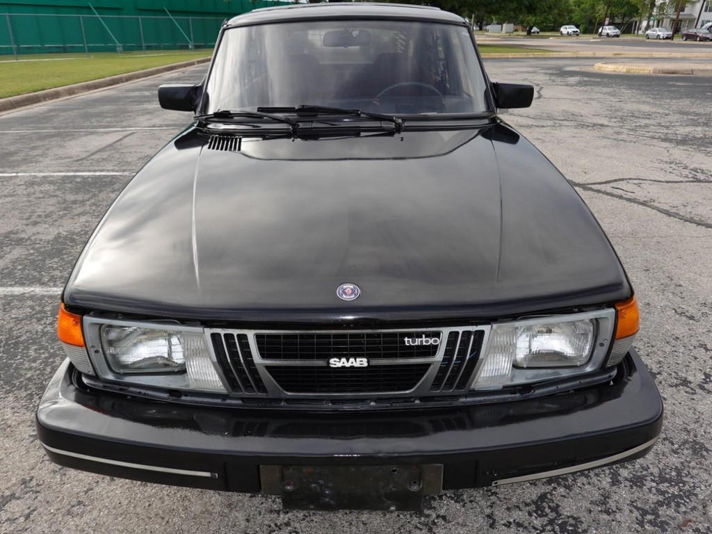 Saab 900 Turbo Sedan Vehicle Full-screen Gallery Image 02