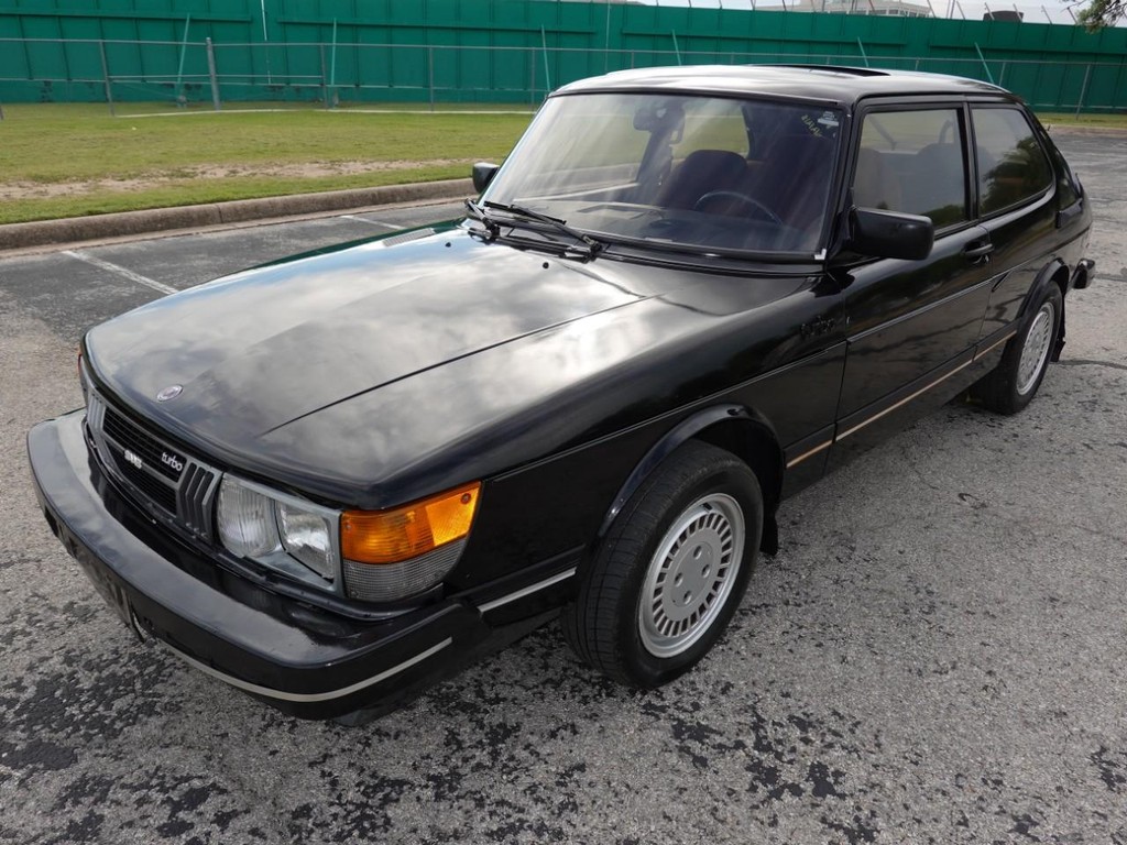 Saab 900 Turbo Sedan Vehicle Full-screen Gallery Image 03