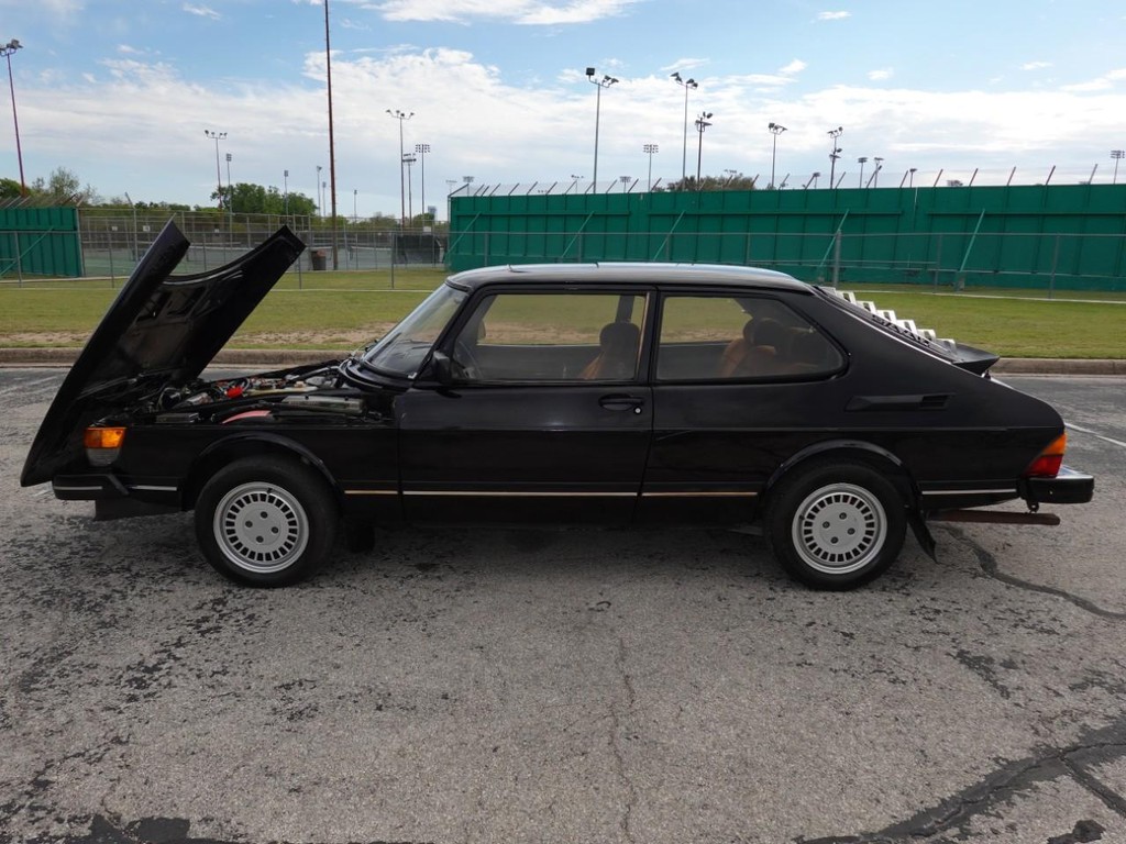 Saab 900 Turbo Sedan Vehicle Full-screen Gallery Image 04