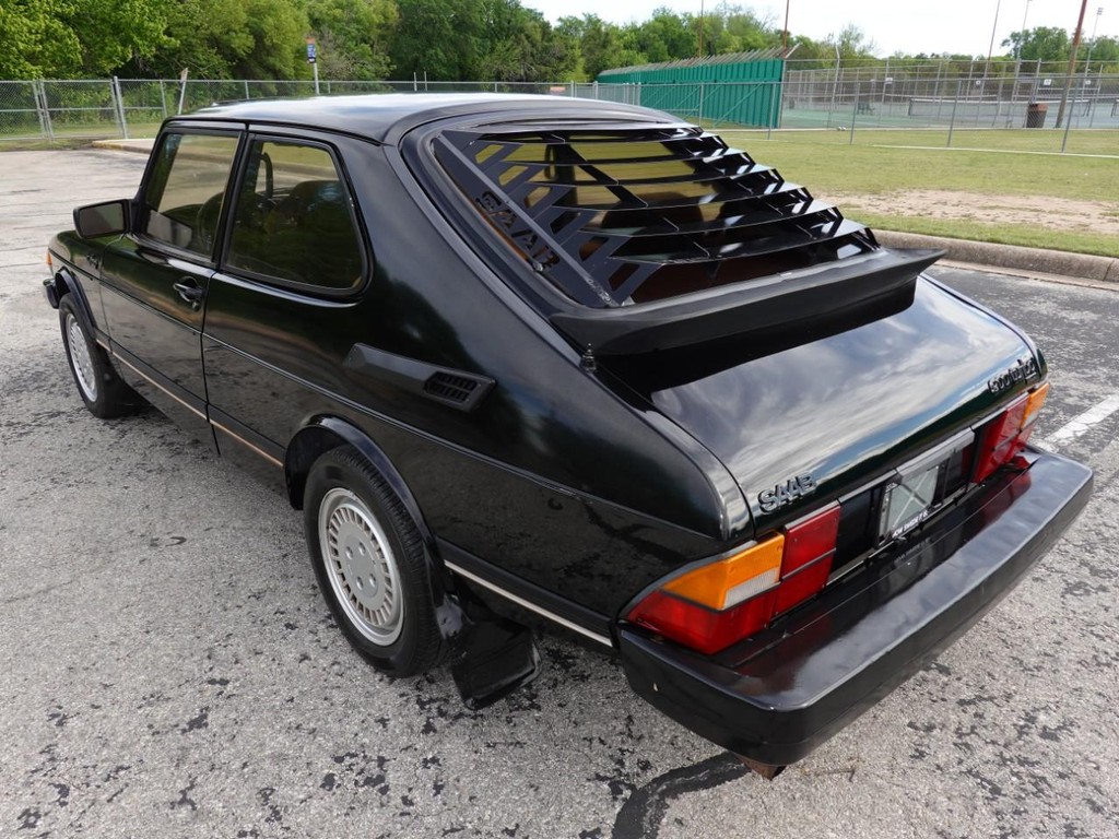 Saab 900 Turbo Sedan Vehicle Full-screen Gallery Image 05