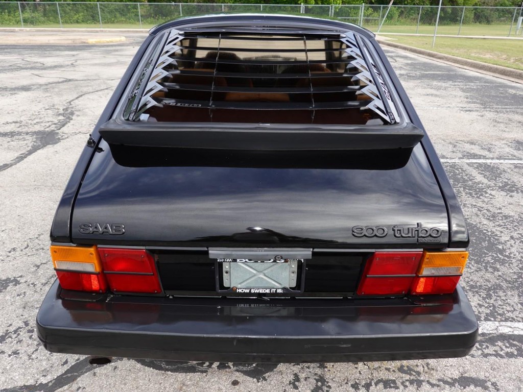 Saab 900 Turbo Sedan Vehicle Full-screen Gallery Image 06
