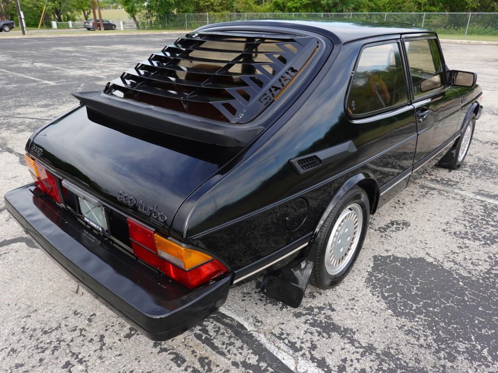Saab 900 Turbo Sedan Vehicle Full-screen Gallery Image 07