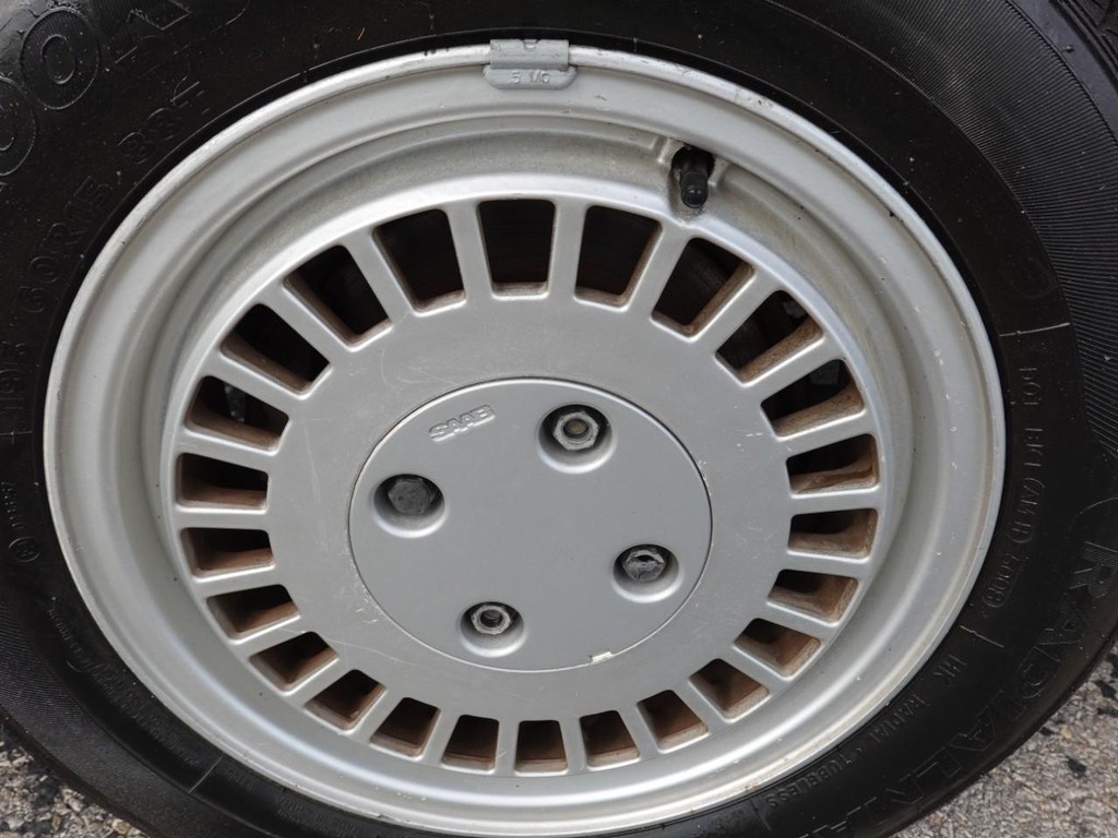 Saab 900 Turbo Sedan Vehicle Full-screen Gallery Image 09