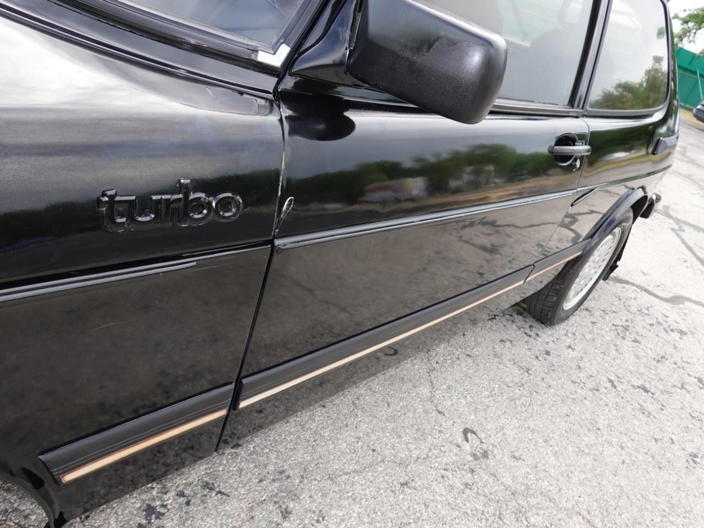 Saab 900 Turbo Sedan Vehicle Full-screen Gallery Image 10