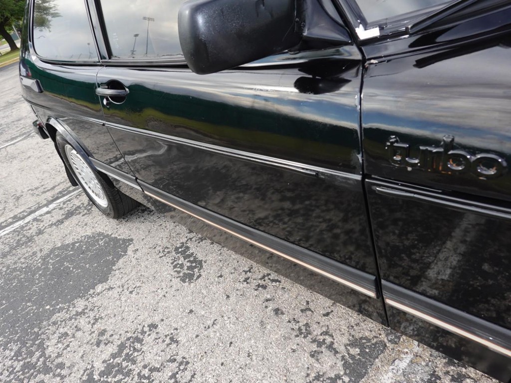 Saab 900 Turbo Sedan Vehicle Full-screen Gallery Image 11