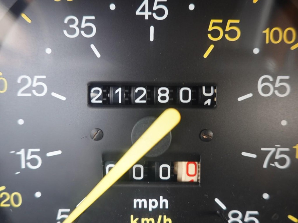 Saab 900 Turbo Sedan Vehicle Full-screen Gallery Image 12