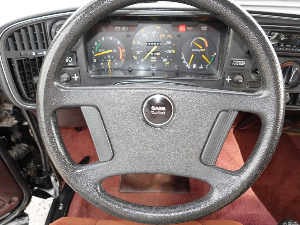 Saab 900 Turbo Sedan Vehicle Full-screen Gallery Image 13
