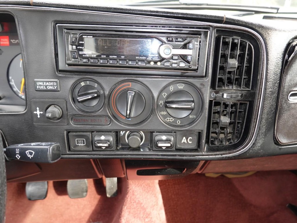 Saab 900 Turbo Sedan Vehicle Full-screen Gallery Image 14