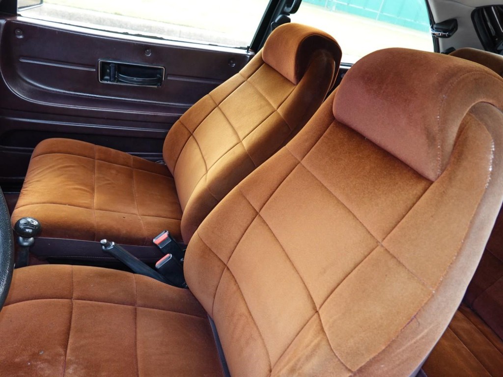 Saab 900 Turbo Sedan Vehicle Full-screen Gallery Image 15