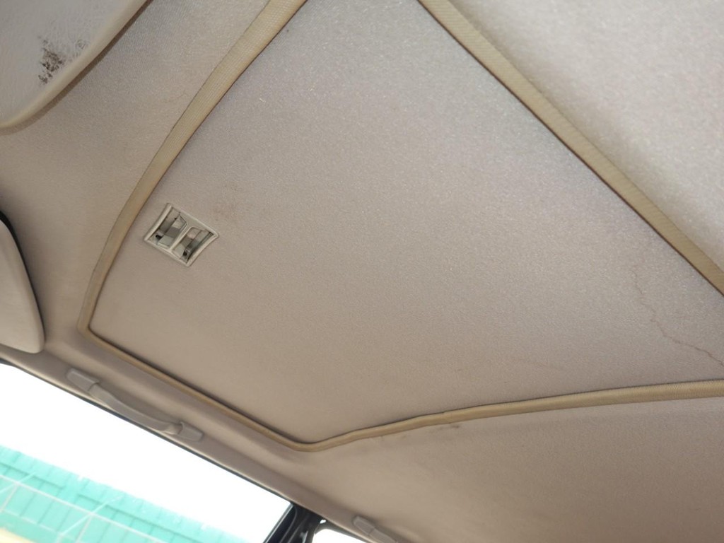 Saab 900 Turbo Sedan Vehicle Full-screen Gallery Image 16