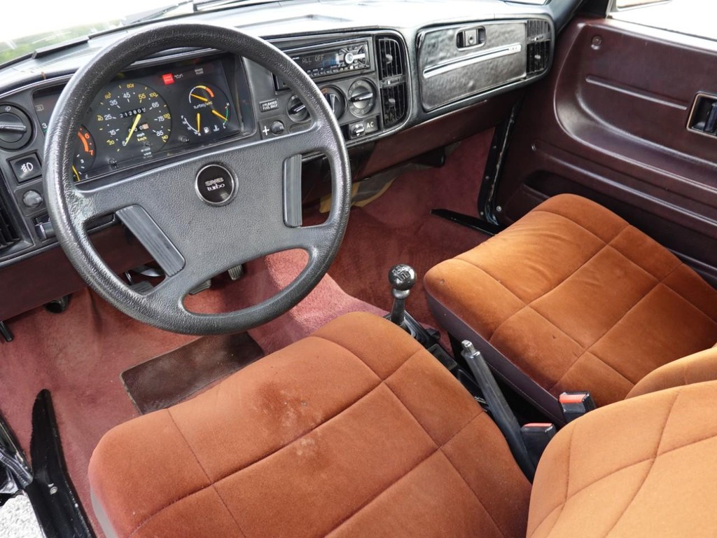 Saab 900 Turbo Sedan Vehicle Full-screen Gallery Image 17