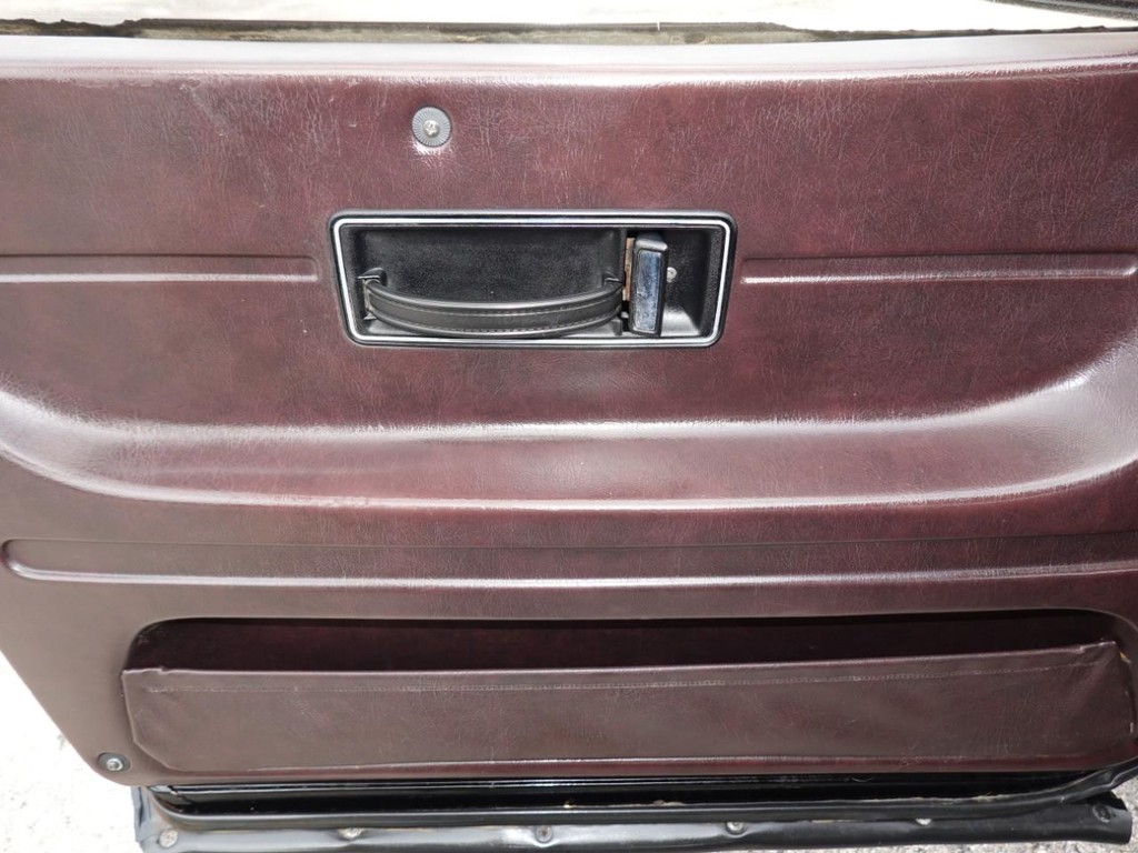 Saab 900 Turbo Sedan Vehicle Full-screen Gallery Image 18