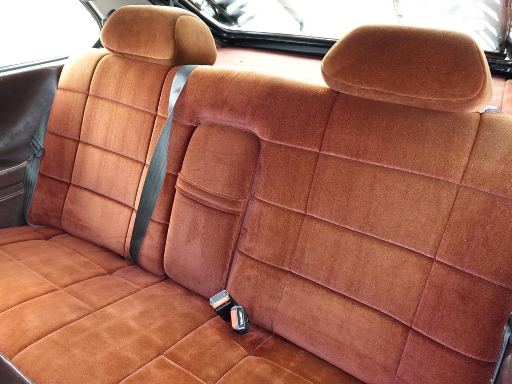 Saab 900 Turbo Sedan Vehicle Full-screen Gallery Image 19