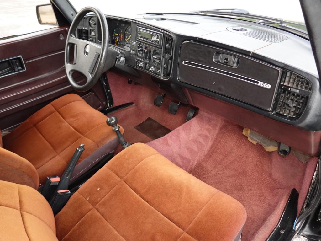 Saab 900 Turbo Sedan Vehicle Full-screen Gallery Image 20