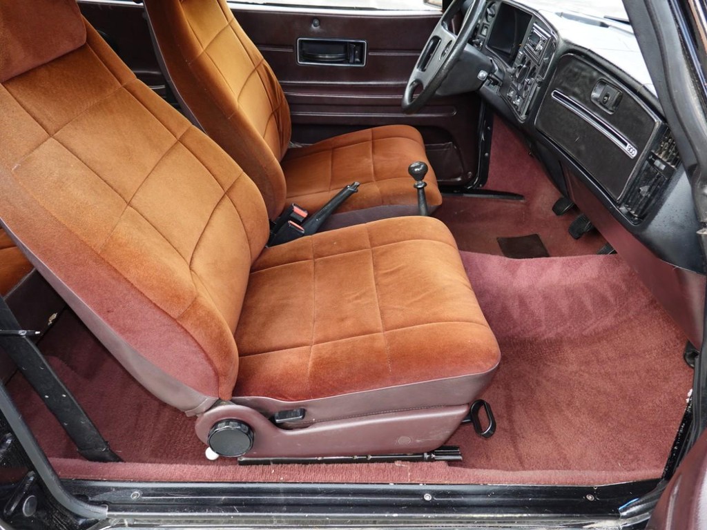 Saab 900 Turbo Sedan Vehicle Full-screen Gallery Image 21