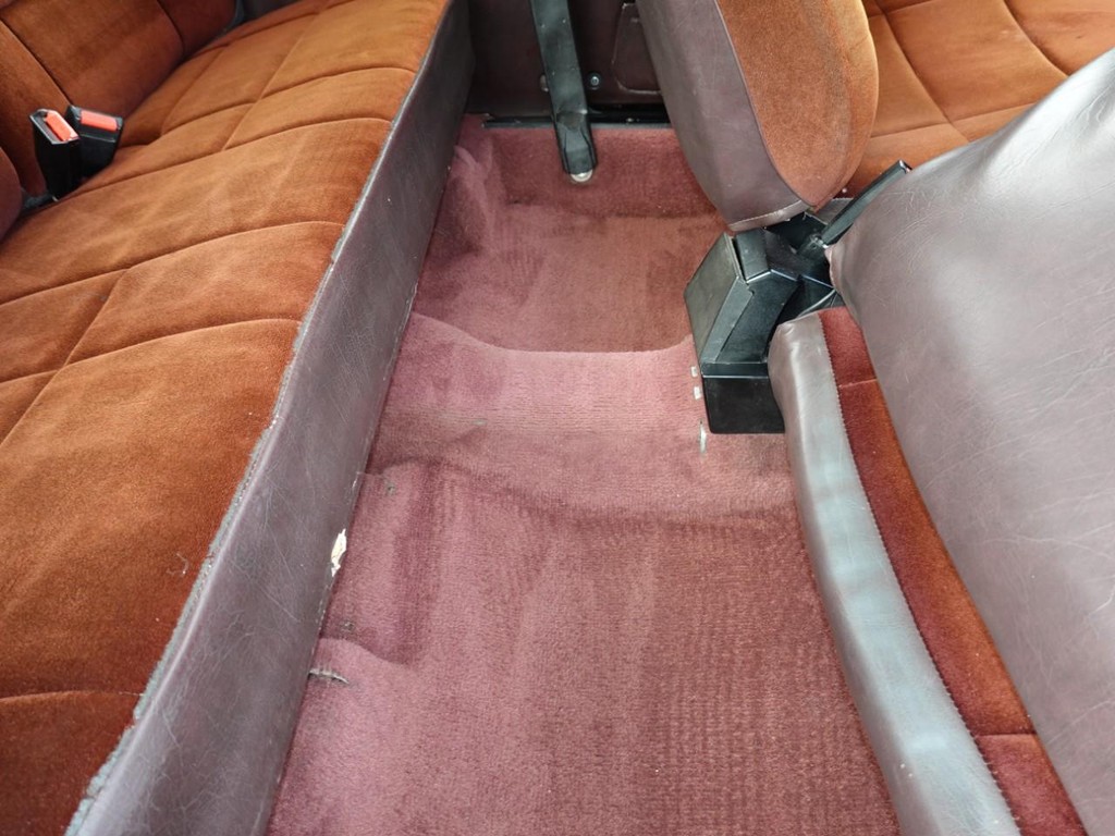 Saab 900 Turbo Sedan Vehicle Full-screen Gallery Image 22