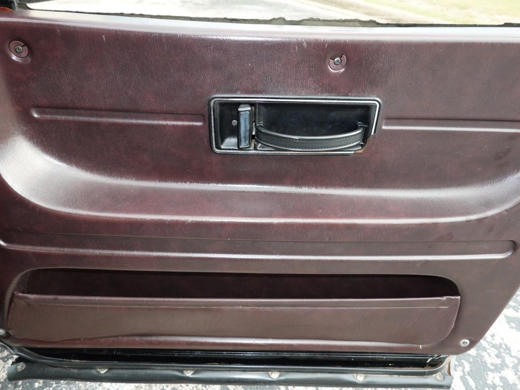 Saab 900 Turbo Sedan Vehicle Full-screen Gallery Image 23