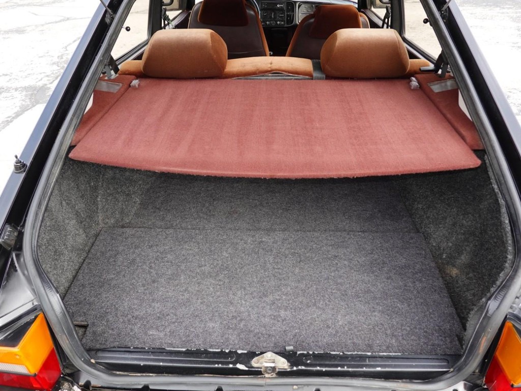 Saab 900 Turbo Sedan Vehicle Full-screen Gallery Image 24