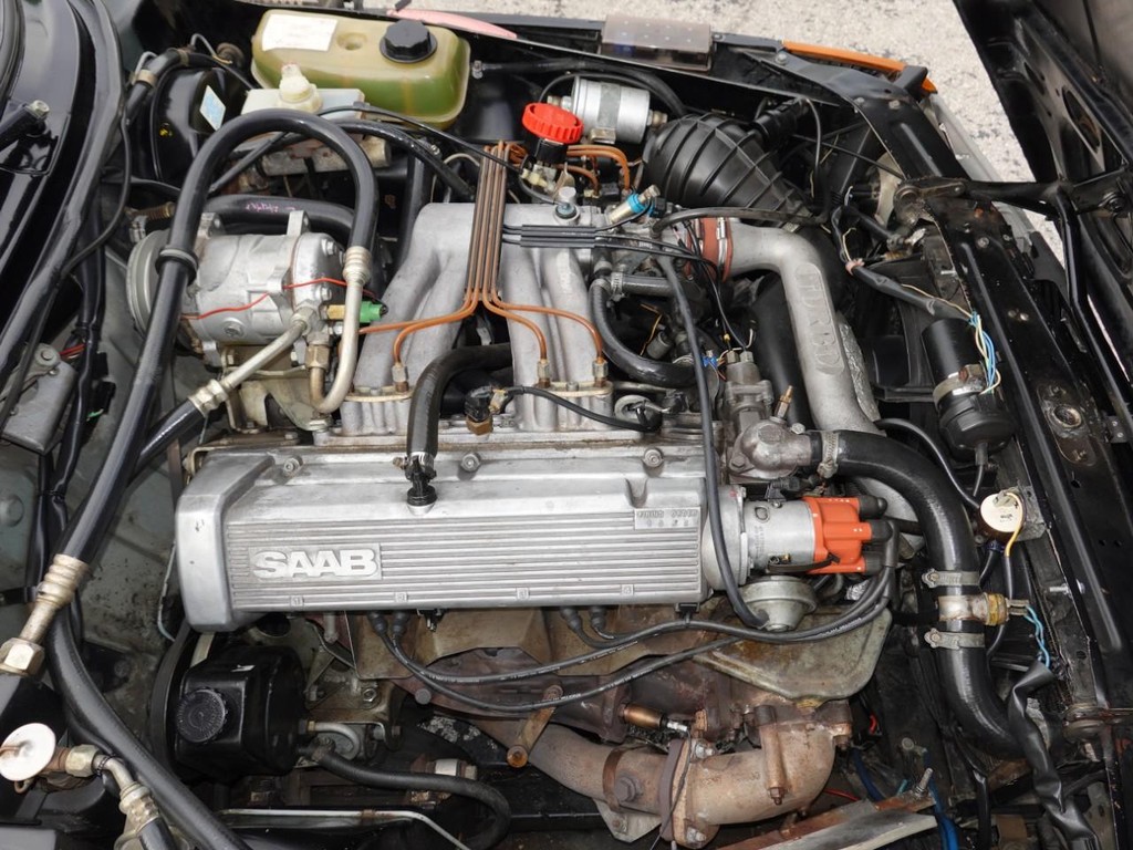 Saab 900 Turbo Sedan Vehicle Full-screen Gallery Image 25