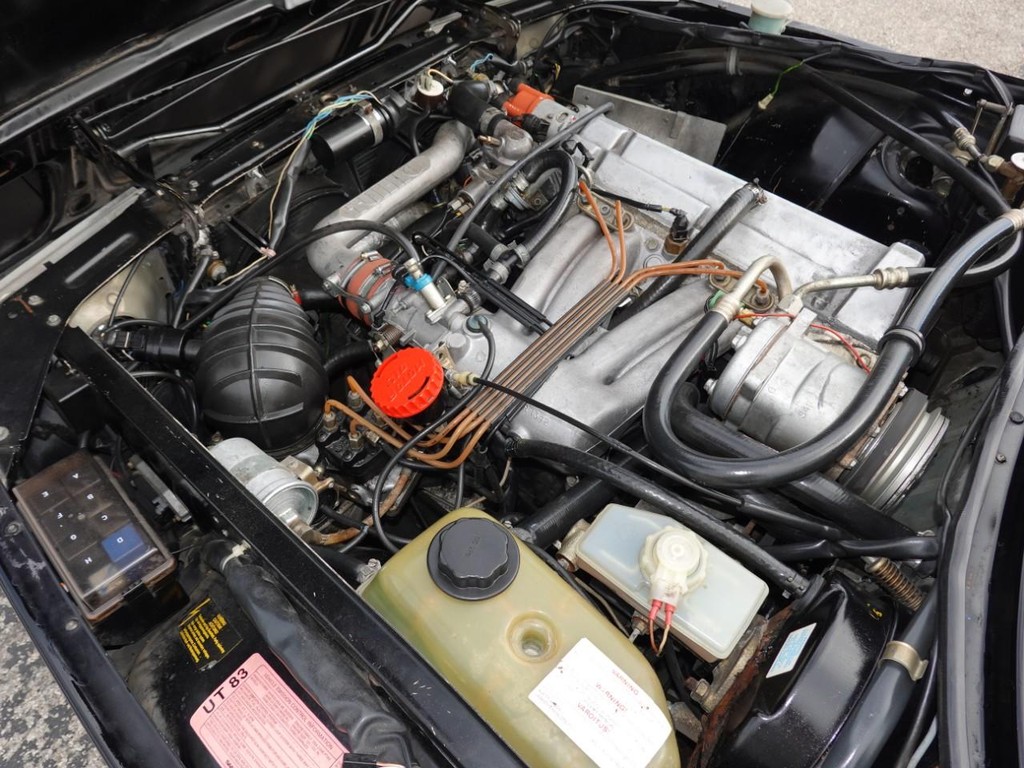 Saab 900 Turbo Sedan Vehicle Full-screen Gallery Image 26