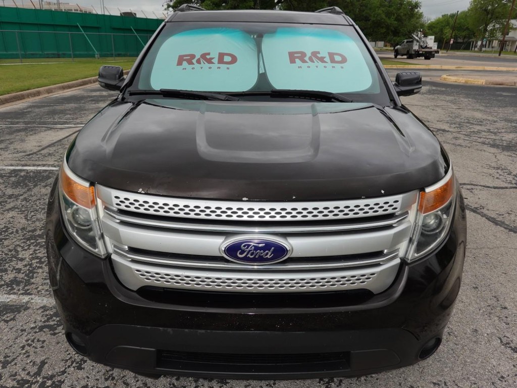 Ford Explorer Vehicle Full-screen Gallery Image 02