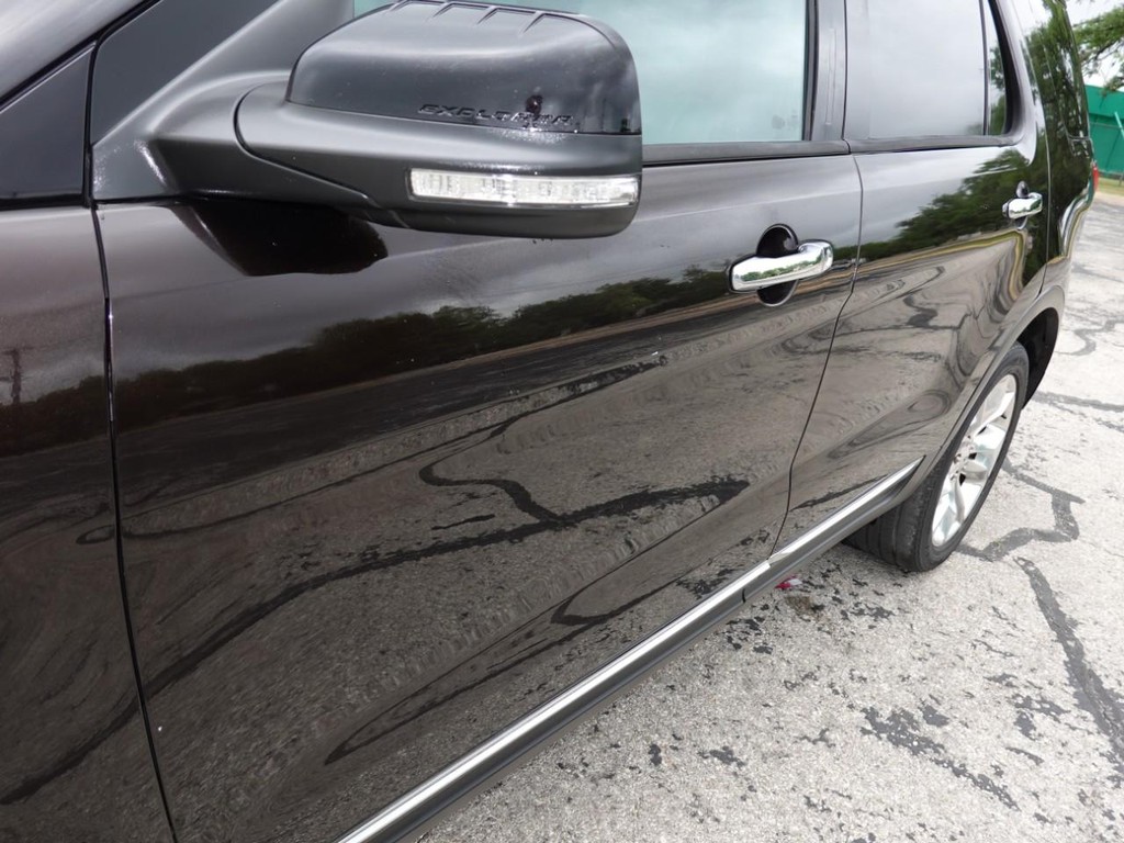 Ford Explorer Vehicle Full-screen Gallery Image 10