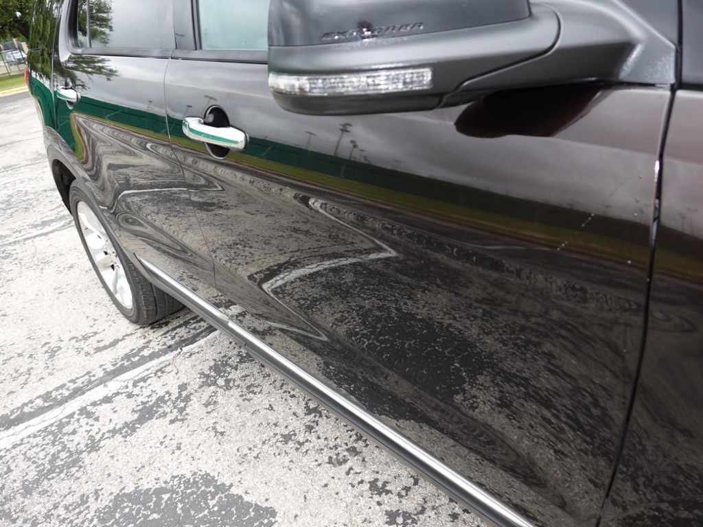 Ford Explorer Vehicle Full-screen Gallery Image 11