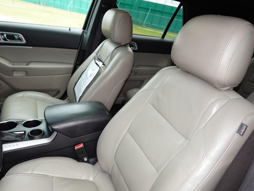 Ford Explorer Vehicle Full-screen Gallery Image 16