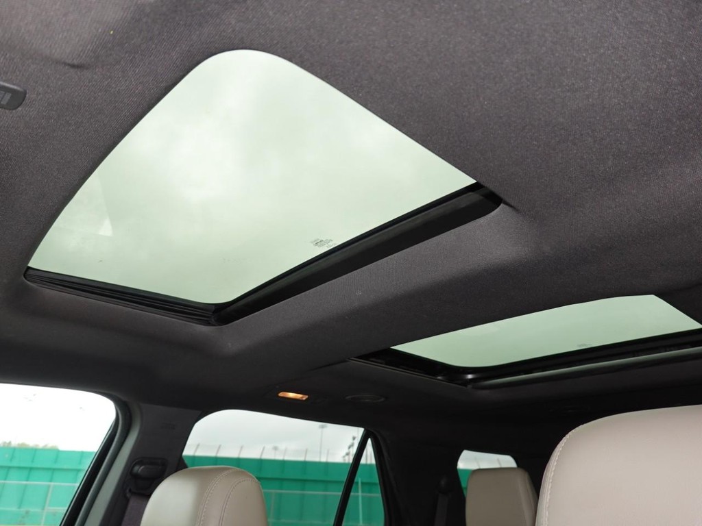 Ford Explorer Vehicle Full-screen Gallery Image 17