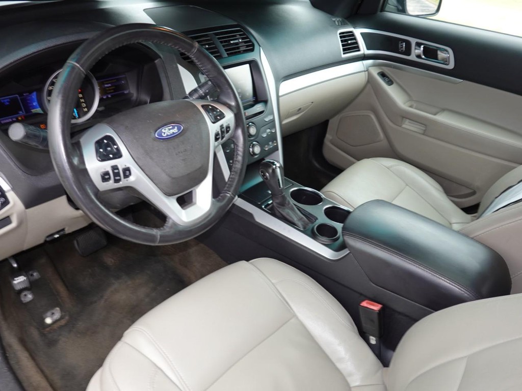 Ford Explorer Vehicle Full-screen Gallery Image 18