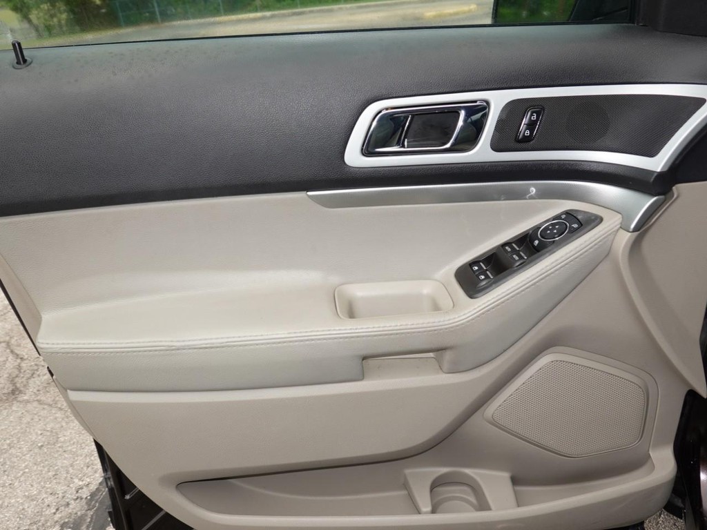 Ford Explorer Vehicle Full-screen Gallery Image 19