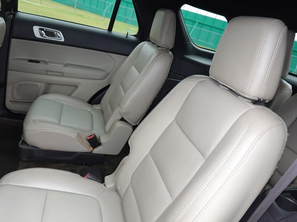 Ford Explorer Vehicle Full-screen Gallery Image 20