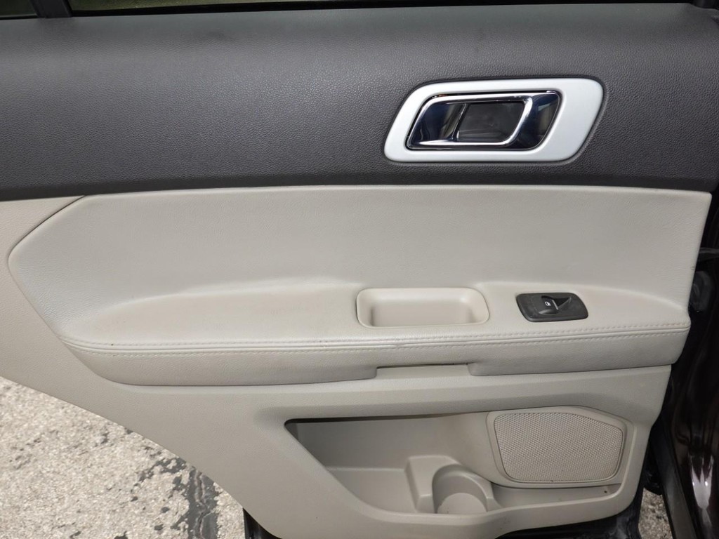 Ford Explorer Vehicle Full-screen Gallery Image 21