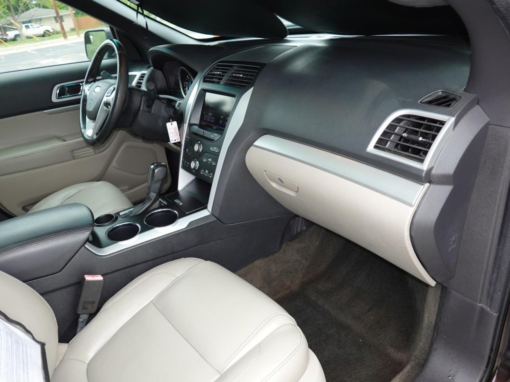 Ford Explorer Vehicle Full-screen Gallery Image 23