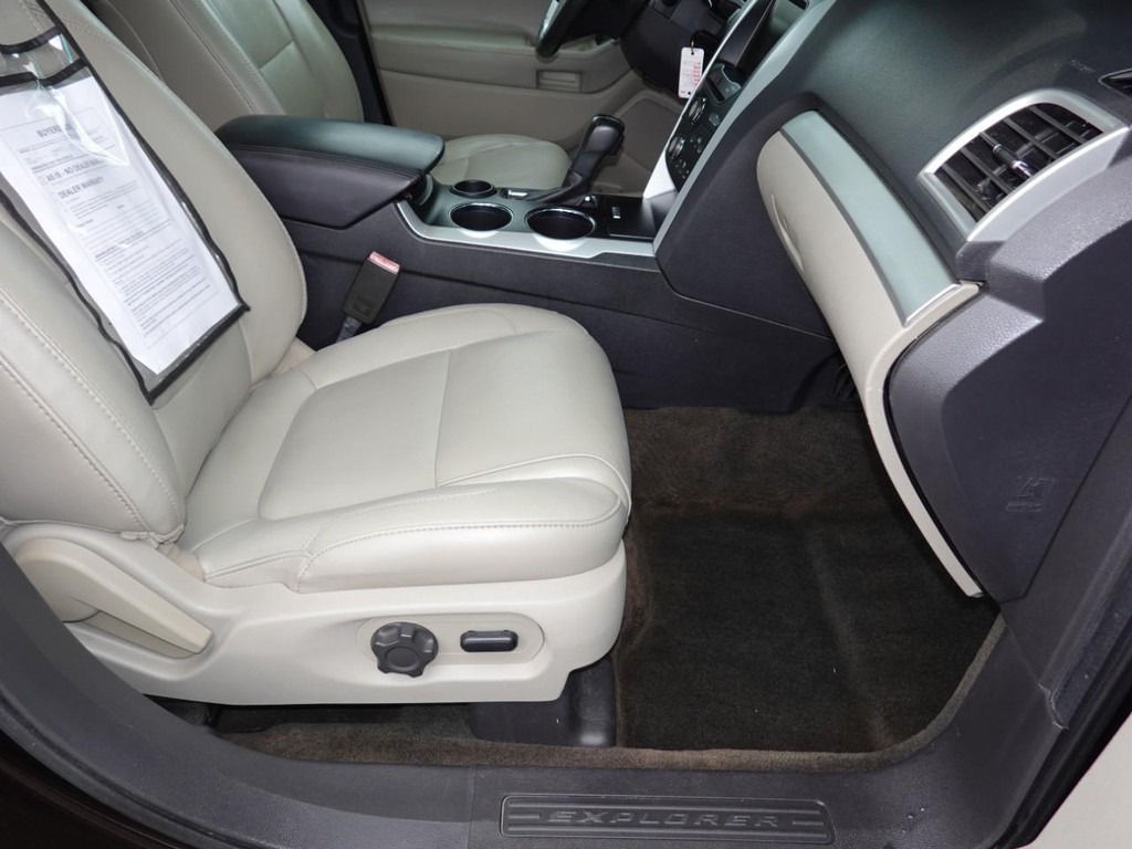 Ford Explorer Vehicle Full-screen Gallery Image 24