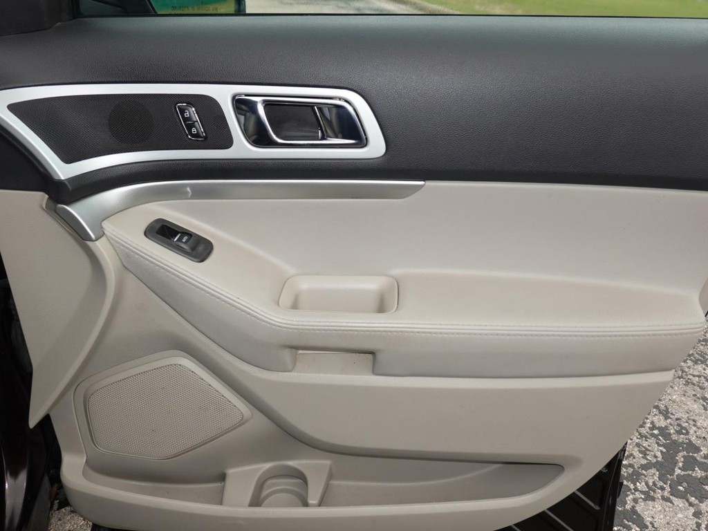 Ford Explorer Vehicle Full-screen Gallery Image 25