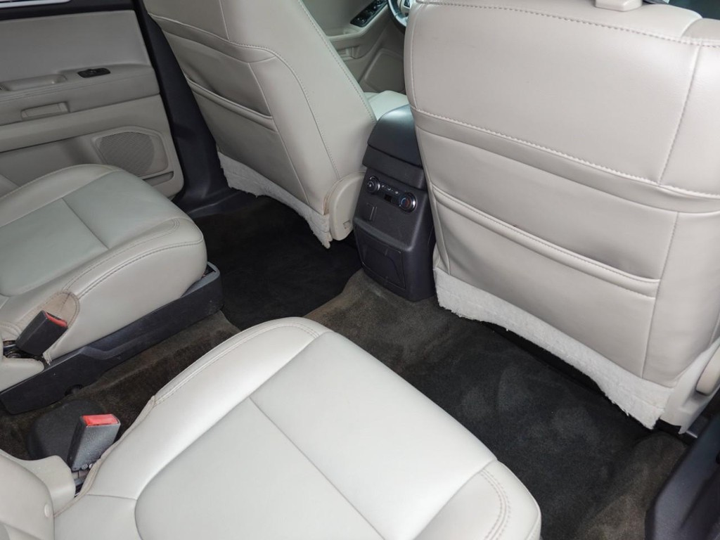 Ford Explorer Vehicle Full-screen Gallery Image 26