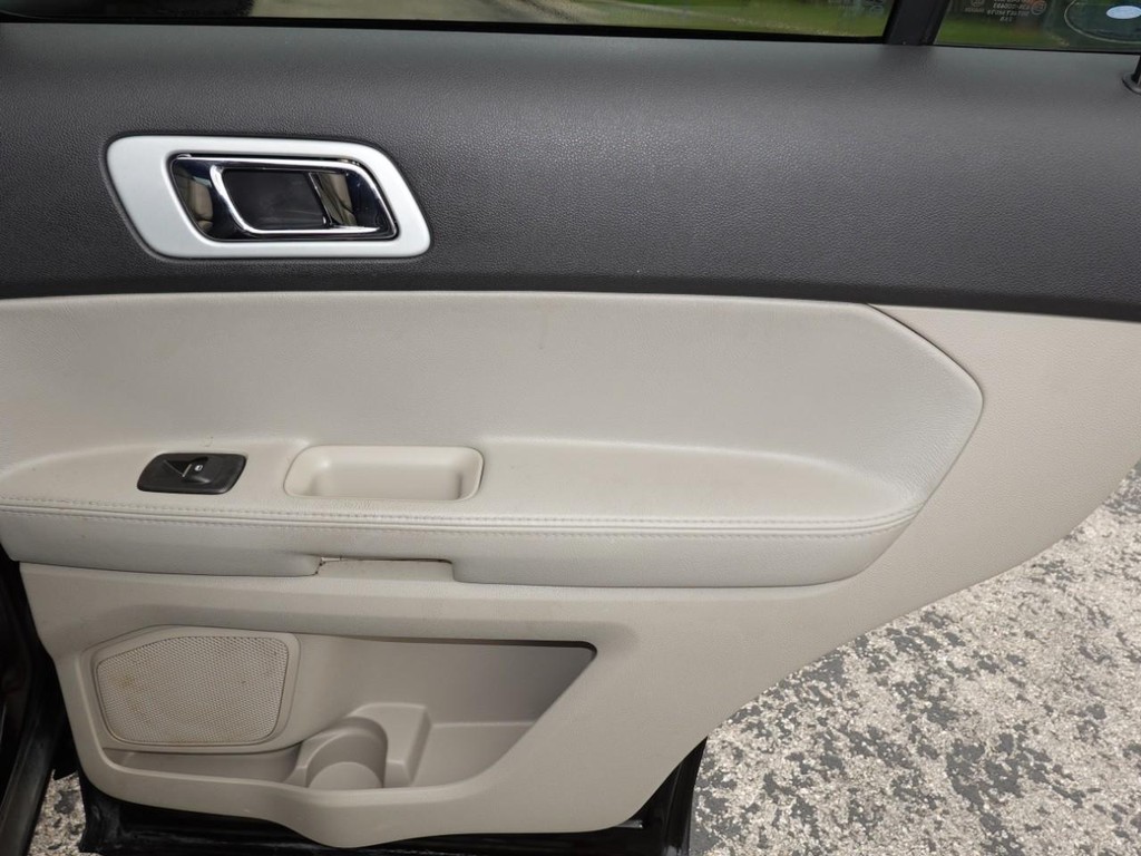 Ford Explorer Vehicle Full-screen Gallery Image 27