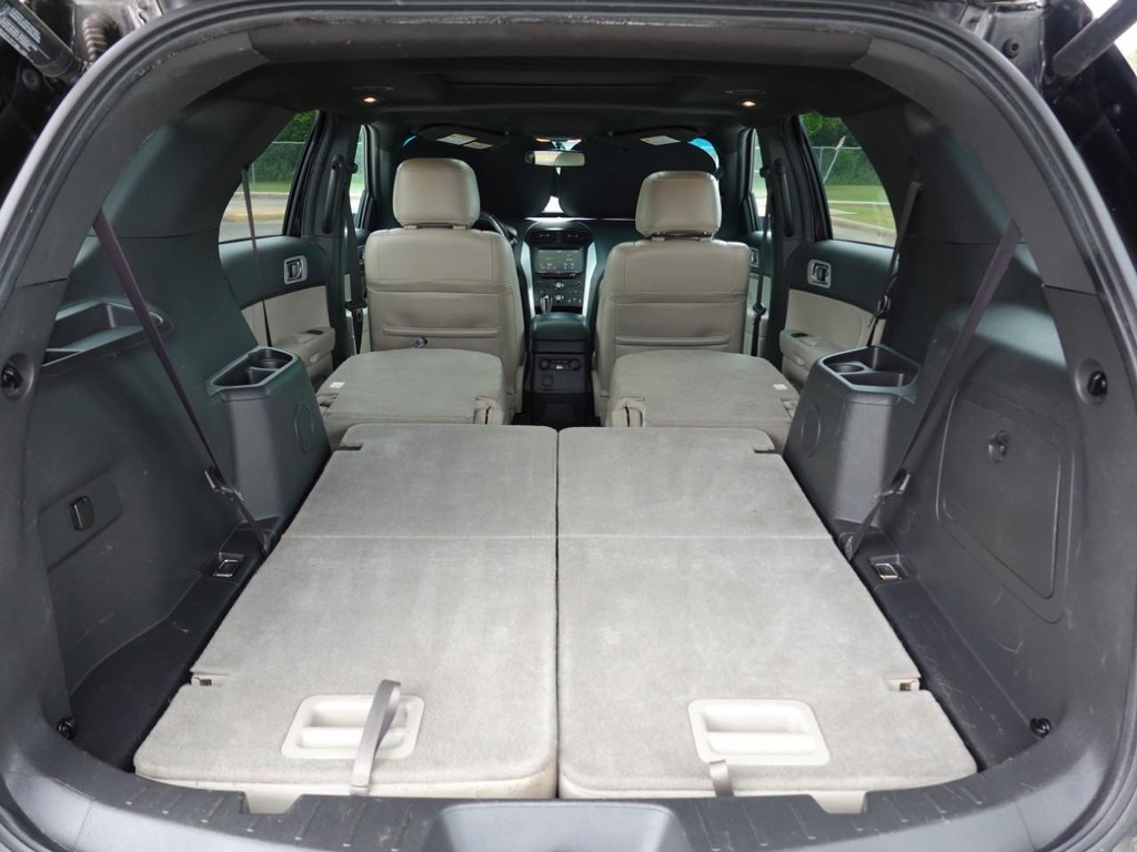 Ford Explorer Vehicle Full-screen Gallery Image 29