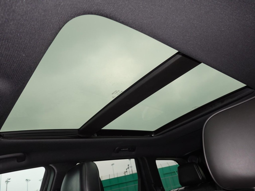 Jeep Grand Cherokee Vehicle Full-screen Gallery Image 17