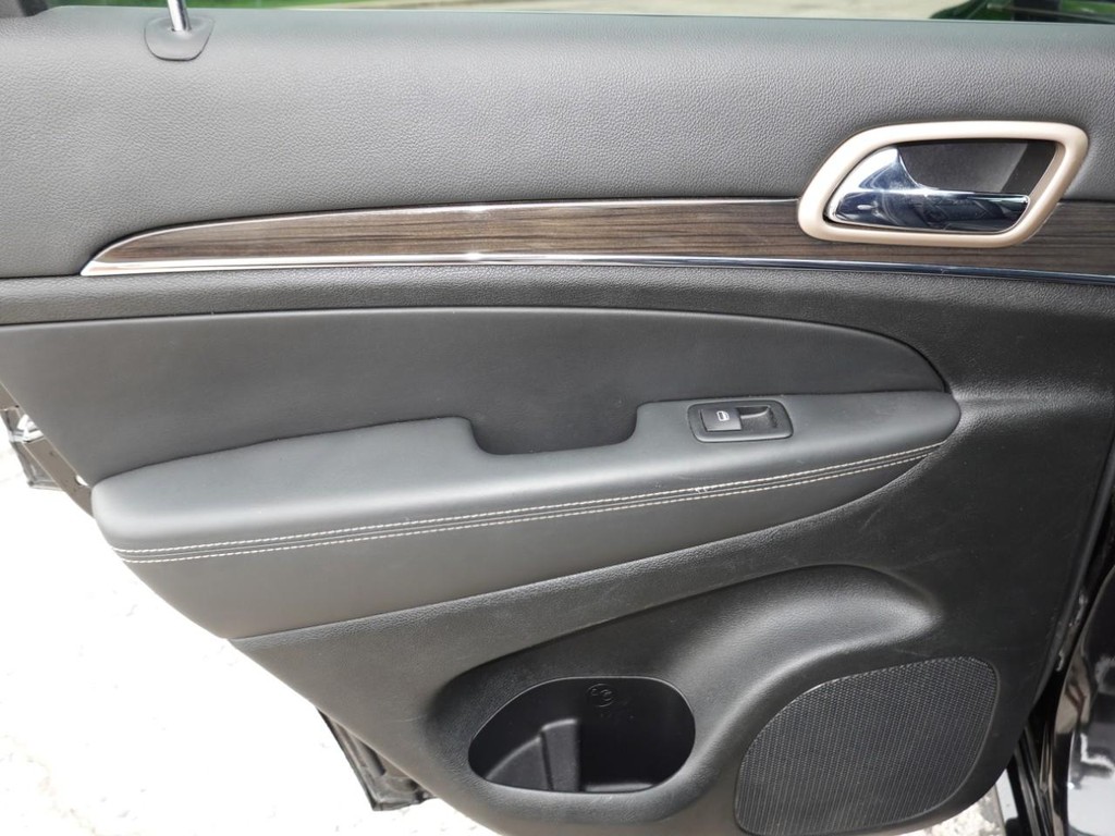 Jeep Grand Cherokee Vehicle Full-screen Gallery Image 22