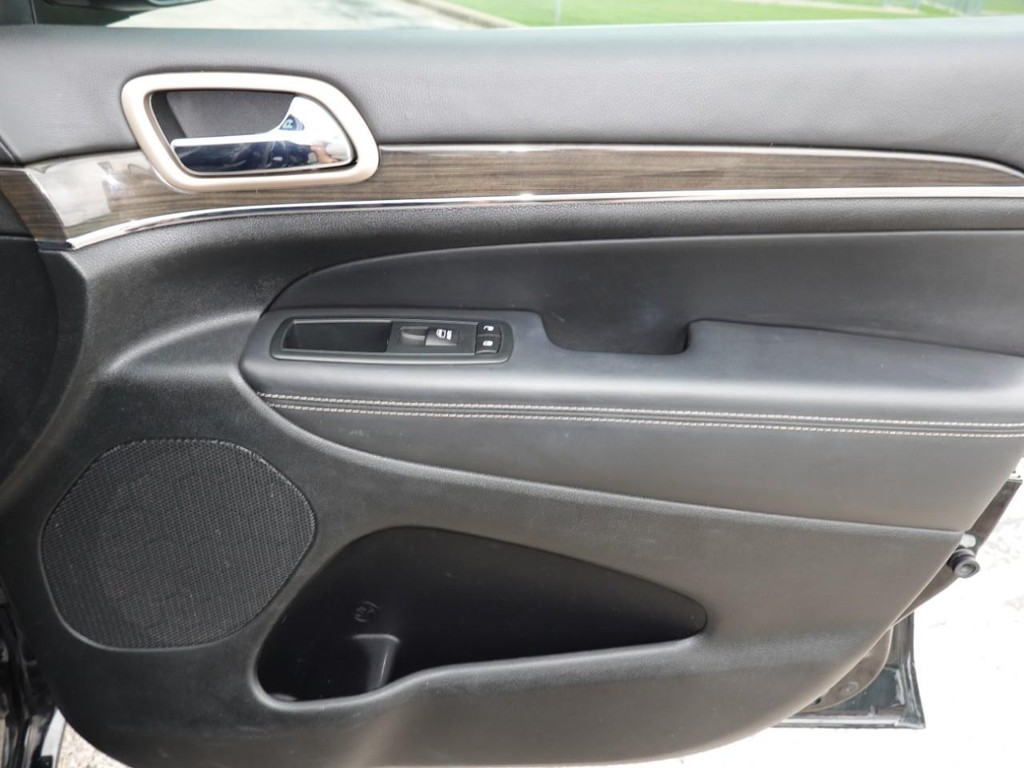 Jeep Grand Cherokee Vehicle Full-screen Gallery Image 25