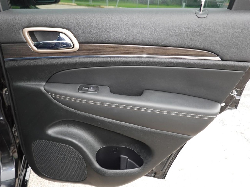 Jeep Grand Cherokee Vehicle Full-screen Gallery Image 27