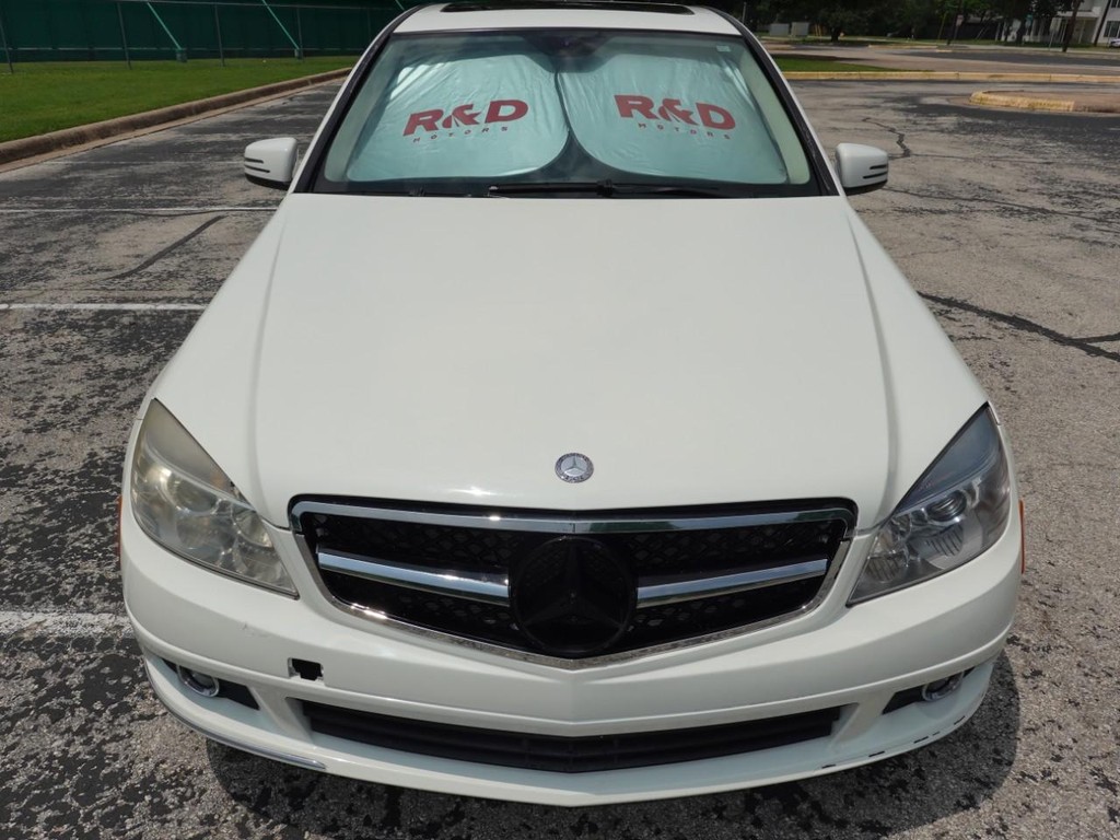 Mercedes-Benz C-Class Vehicle Full-screen Gallery Image 02