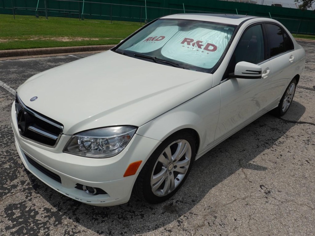 Mercedes-Benz C-Class Vehicle Full-screen Gallery Image 03