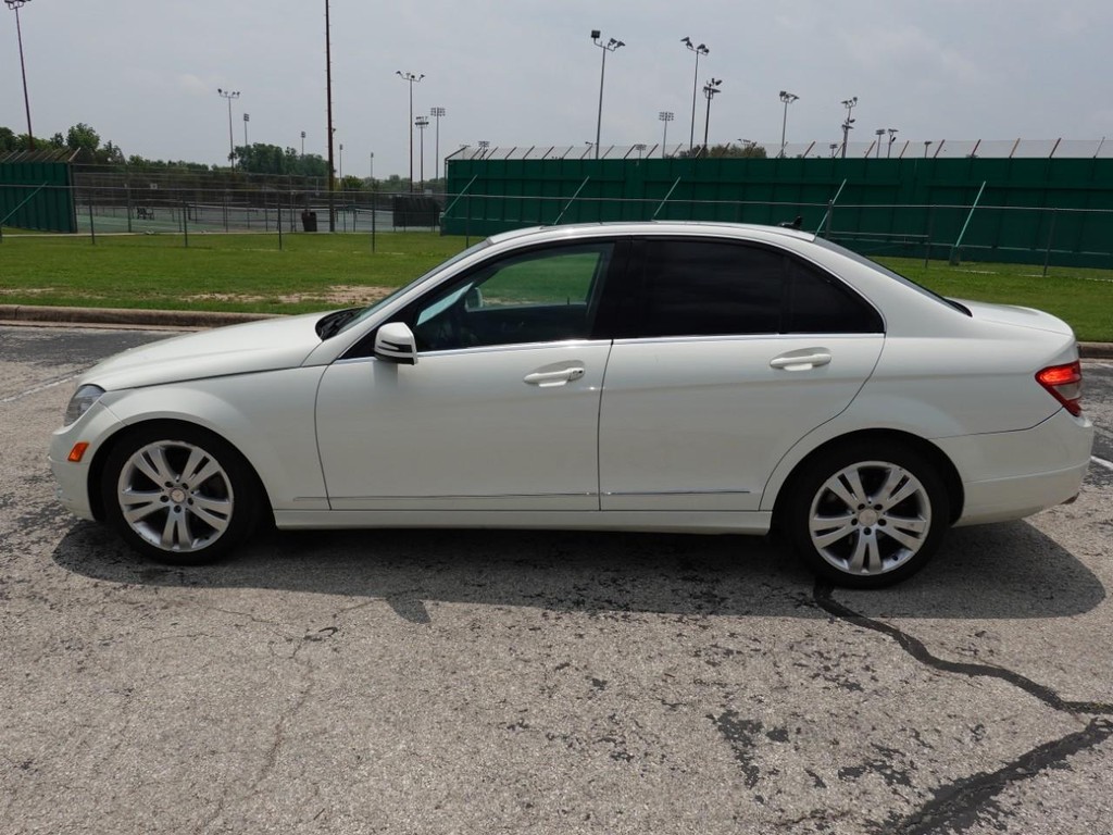 Mercedes-Benz C-Class Vehicle Full-screen Gallery Image 04