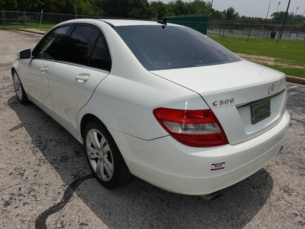 Mercedes-Benz C-Class Vehicle Full-screen Gallery Image 05