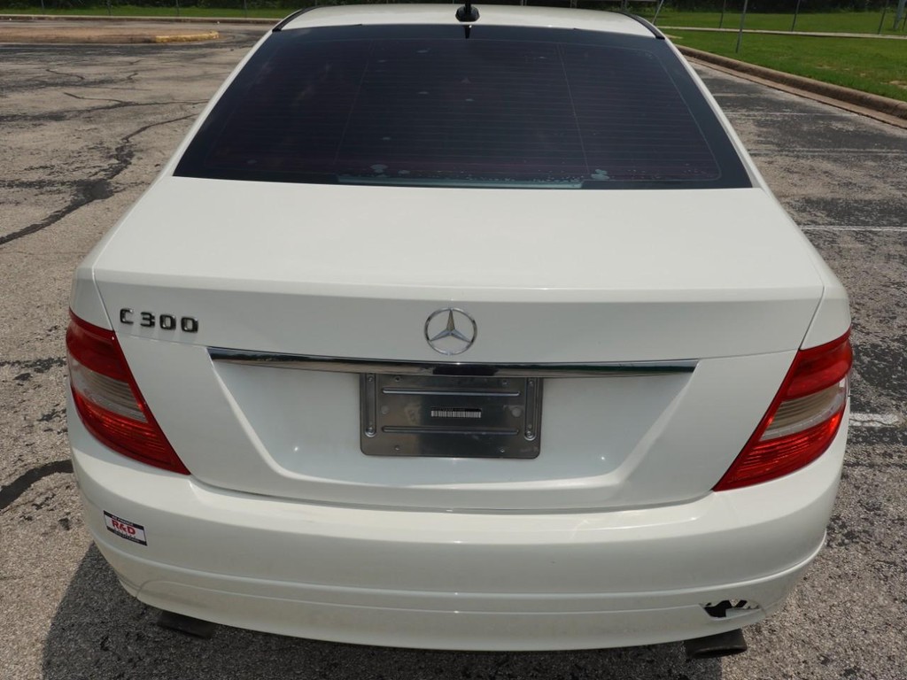 Mercedes-Benz C-Class Vehicle Full-screen Gallery Image 06