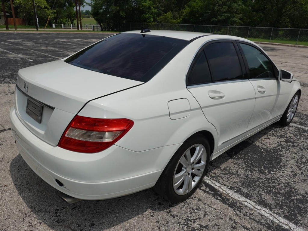 Mercedes-Benz C-Class Vehicle Full-screen Gallery Image 07