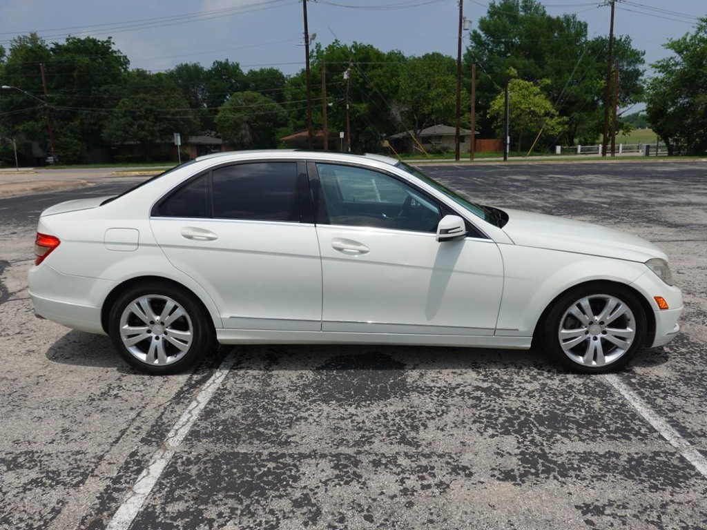 Mercedes-Benz C-Class Vehicle Full-screen Gallery Image 08